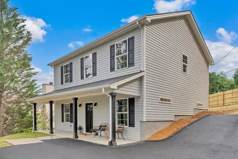 Exterior - 824 Commander Dr, Roanoke, VA 24012 photo 2 of 12