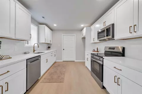 Entry Way - 824 Commander Dr, Roanoke, VA 24012 photo 4 of 8