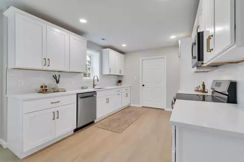 Entry Way - 824 Commander Dr, Roanoke, VA 24012 photo 3 of 8