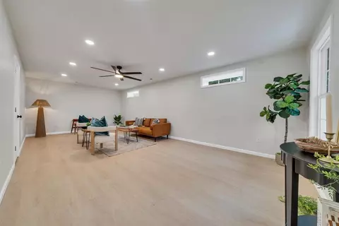 Living - 824 Commander Dr, Roanoke, VA 24012 photo 1 of 6