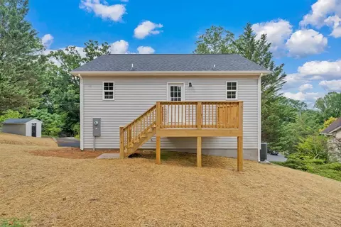 Exterior - 824 Commander Dr, Roanoke, VA 24012 photo 6 of 12