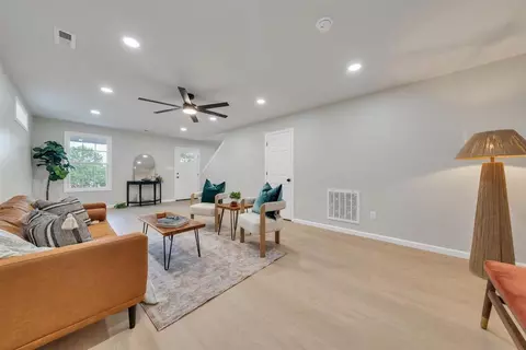 Living - 824 Commander Dr, Roanoke, VA 24012 photo 5 of 6