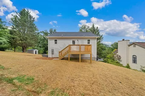 Exterior - 824 Commander Dr, Roanoke, VA 24012 photo 7 of 12