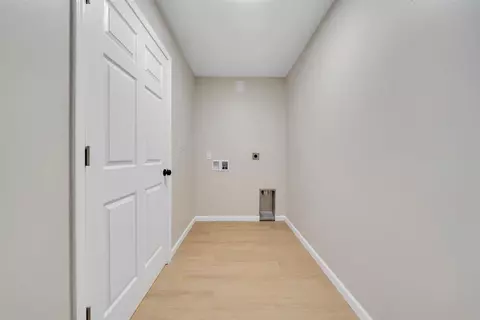 Entry Way - 824 Commander Dr, Roanoke, VA 24012 photo 6 of 8