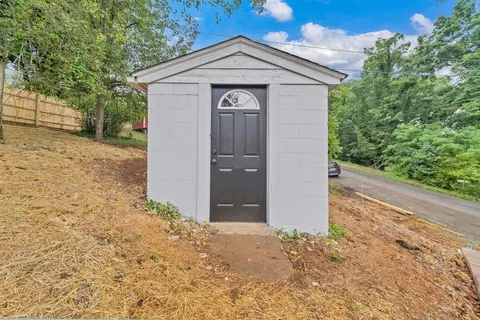 Exterior - 824 Commander Dr, Roanoke, VA 24012 photo 10 of 12