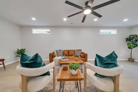 Living - 824 Commander Dr, Roanoke, VA 24012 photo 4 of 6