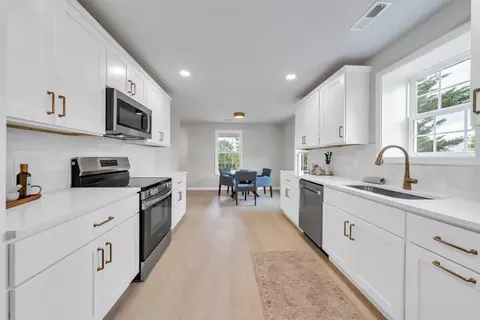 Entry Way - 824 Commander Dr, Roanoke, VA 24012 photo 5 of 8
