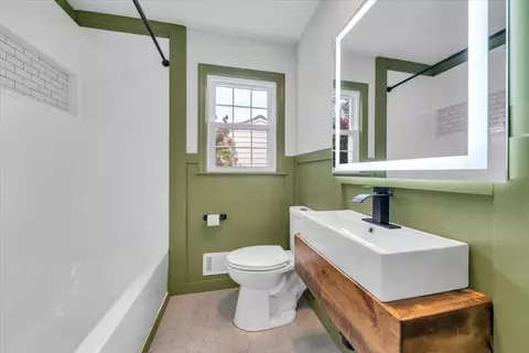 Bath - 3308 Frontier Rd NW, Roanoke, VA 24012 photo 2 of 5