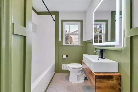Bath - 3308 Frontier Rd NW, Roanoke, VA 24012 photo 1 of 5