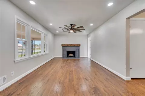 Living - 3308 Frontier Rd NW, Roanoke, VA 24012 photo 2 of 7