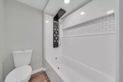 Bath - 3308 Frontier Rd NW, Roanoke, VA 24012 photo 5 of 5