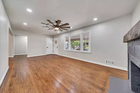 Living - 3308 Frontier Rd NW, Roanoke, VA 24012 photo 3 of 7