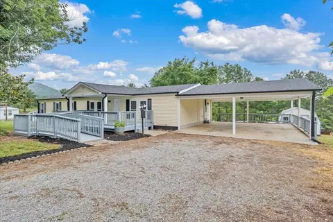 104 Fresh Meadow Ln, Vinton, VA 24179