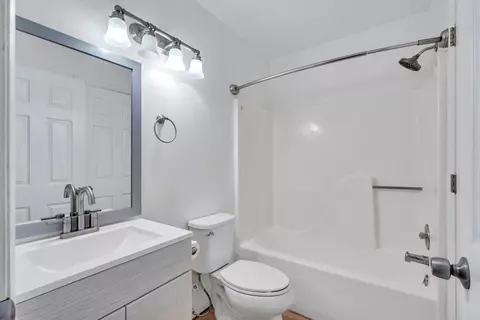 Bath - 7121 Pine Ct, Roanoke, VA 24018 photo 1 of 1