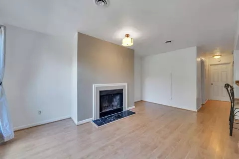 Living - 7121 Pine Ct, Roanoke, VA 24018 photo 3 of 4