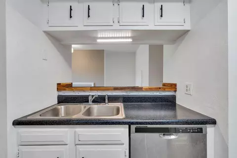 Kitchen - 7121 Pine Ct, Roanoke, VA 24018 photo 3 of 4