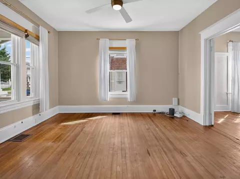 Living - 653 Murray Ave SE, Roanoke, VA 24013 photo 1 of 7