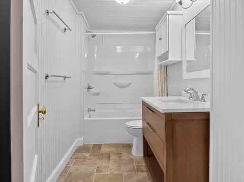 Bath - 653 Murray Ave SE, Roanoke, VA 24013 photo 2 of 2