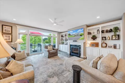Living - 290 Sunset Pointe Dr, Moneta, VA 24121 photo 3 of 4