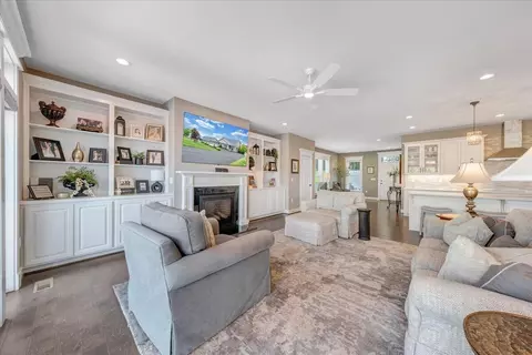 Living - 290 Sunset Pointe Dr, Moneta, VA 24121 photo 2 of 4