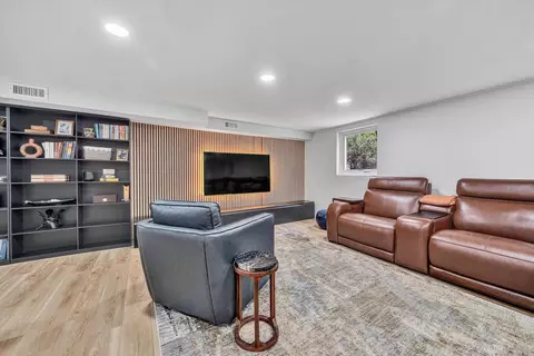 Living - 140 27th St SE, Roanoke, VA 24014 photo 5 of 6