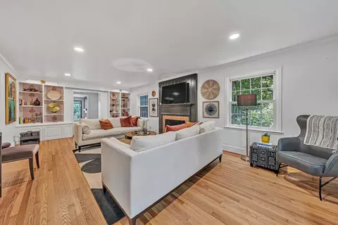 Living - 140 27th St SE, Roanoke, VA 24014 photo 1 of 6