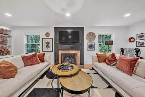 Living - 140 27th St SE, Roanoke, VA 24014 photo 2 of 5