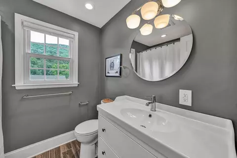 Bath - 140 27th St SE, Roanoke, VA 24014 photo 8 of 9