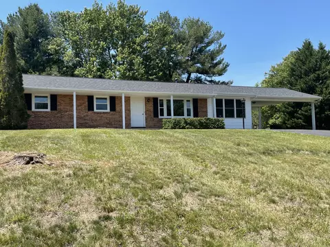 1018 Woodhaven Dr, Bedford, VA 24523