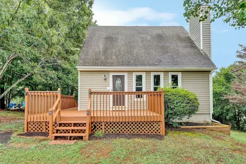 5110 Stewartsville Rd, Moneta, VA 24121