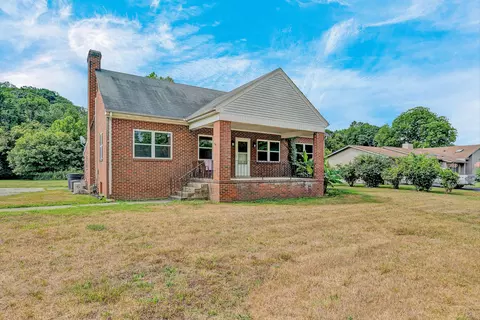 Exterior - 2362 W Riverside Dr, Salem, VA 24153 photo 3 of 12