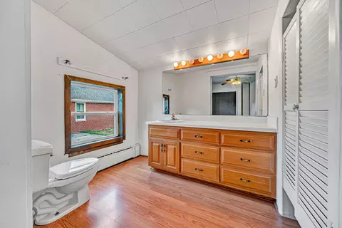 Bath - 2362 W Riverside Dr, Salem, VA 24153 photo 2 of 3