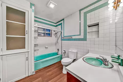 Bath - 2362 W Riverside Dr, Salem, VA 24153 photo 1 of 3