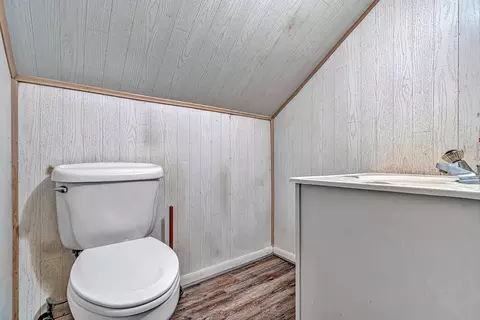 Bath - 2362 W Riverside Dr, Salem, VA 24153 photo 3 of 3