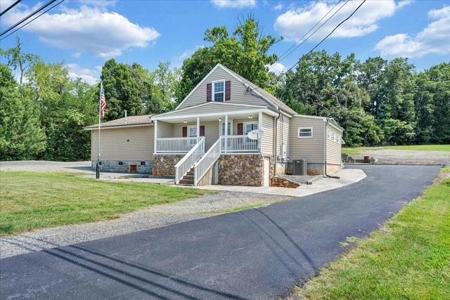 2366 Feather Rd, Vinton, VA 24179
