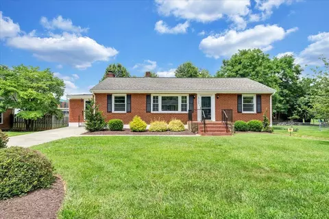 5735 Knowles Dr, Roanoke, VA 24018