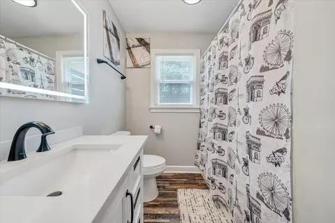 Bath - 2104 Wayne St NE, Roanoke, VA 24012 photo 3 of 6