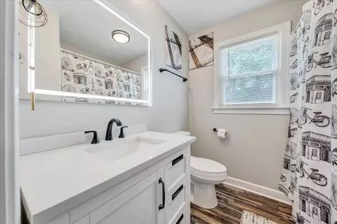 Bath - 2104 Wayne St NE, Roanoke, VA 24012 photo 2 of 6