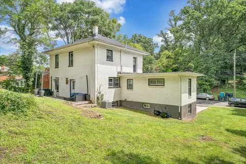 Exterior - 2104 Wayne St NE, Roanoke, VA 24012 photo 7 of 9