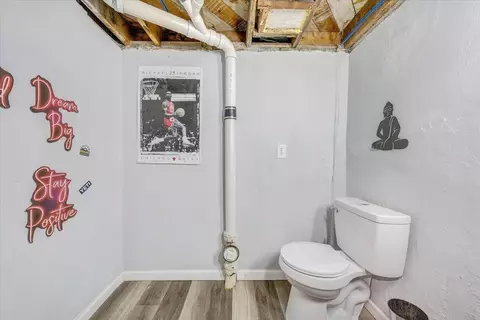 Bath - 2104 Wayne St NE, Roanoke, VA 24012 photo 6 of 6