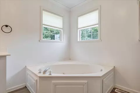 Bath - 1064 Lipscomb Rd, Moneta, VA 24121 photo 2 of 4