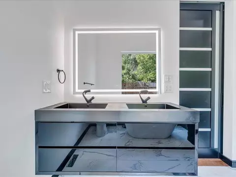 Bath - 5905 Cartwright Dr, Roanoke, VA 24018 photo 3 of 12