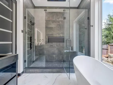 Bath - 5905 Cartwright Dr, Roanoke, VA 24018 photo 4 of 12