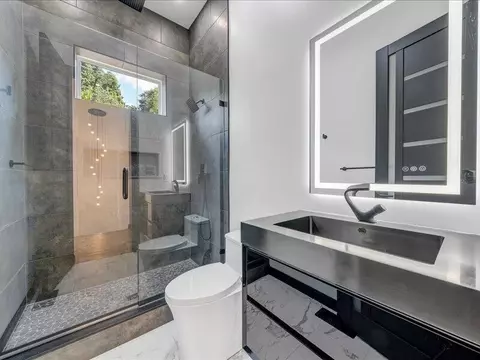 Bath - 5905 Cartwright Dr, Roanoke, VA 24018 photo 8 of 12