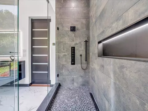 Bath - 5905 Cartwright Dr, Roanoke, VA 24018 photo 6 of 12