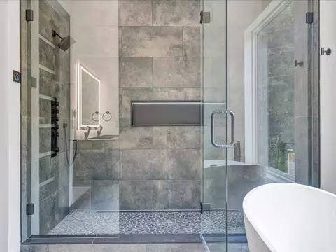 Bath - 5905 Cartwright Dr, Roanoke, VA 24018 photo 5 of 12