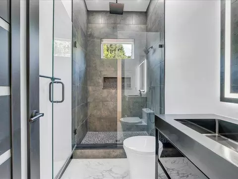 Bath - 5905 Cartwright Dr, Roanoke, VA 24018 photo 7 of 12