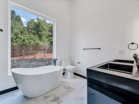 Bath - 5905 Cartwright Dr, Roanoke, VA 24018 photo 2 of 12