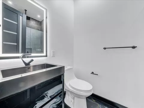 Bath - 5905 Cartwright Dr, Roanoke, VA 24018 photo 10 of 12