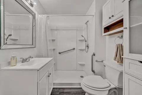 Bath - 511 Patterson Ave, Pulaski, VA 24301 photo 1 of 1